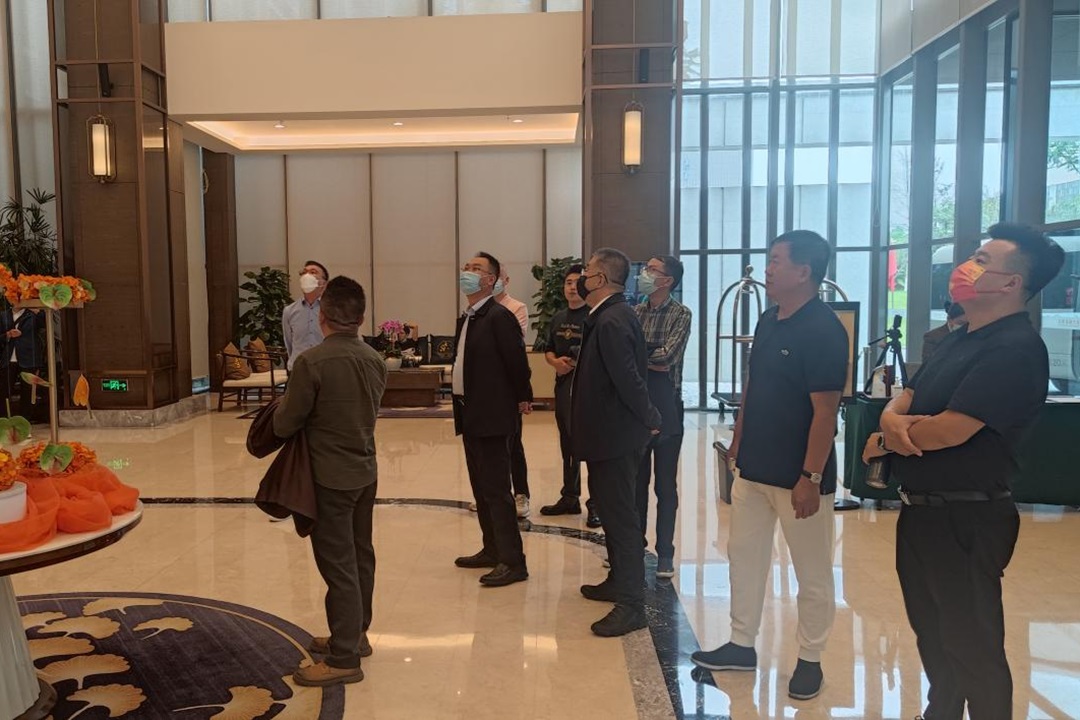 甘肅天成集團(tuán)領(lǐng)導(dǎo)一行參觀(guān)交子國(guó)際酒店