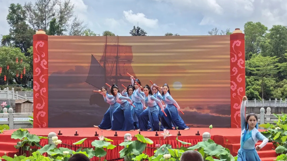 2025年第37屆廣州蓮花山蓮花文化旅游節(jié)現(xiàn)場節(jié)目表演.jpg