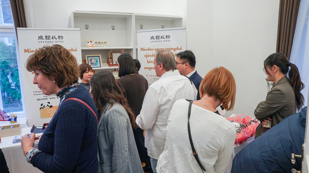 成都文化旅游(匈牙利)推介會(huì)暨成都禮物特展現(xiàn)場(chǎng).jpg